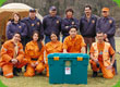 11 Helfer hinter einer ShelterBox