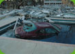 Ein zerst&ouml;rtes Auto in einem Swimmingpool