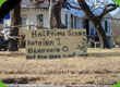 Ein Holzschild mit der Aufschrift 'Halftime score Katrina 1 Beauvoir 0. But the game is not over yet!'