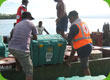 ShelterBoxen werden von einem Schiff geladen