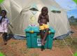 Ein Kind sitzt auf einer ShelterBox