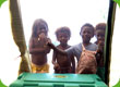 Vier Kinder schauen in ein Zelt mit einer ShelterBox