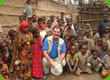 Ein Helfer vor einer Gruppe Kinder