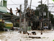 Manilas Einwohner veruschen sich vor den Fluten in Sicherheit zu bringen